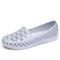 Zapatos de enfermera para mujeres sandalias plásticas blancas zapatos de mamá suaves zapatos de playa plana botas de lluvia de verano